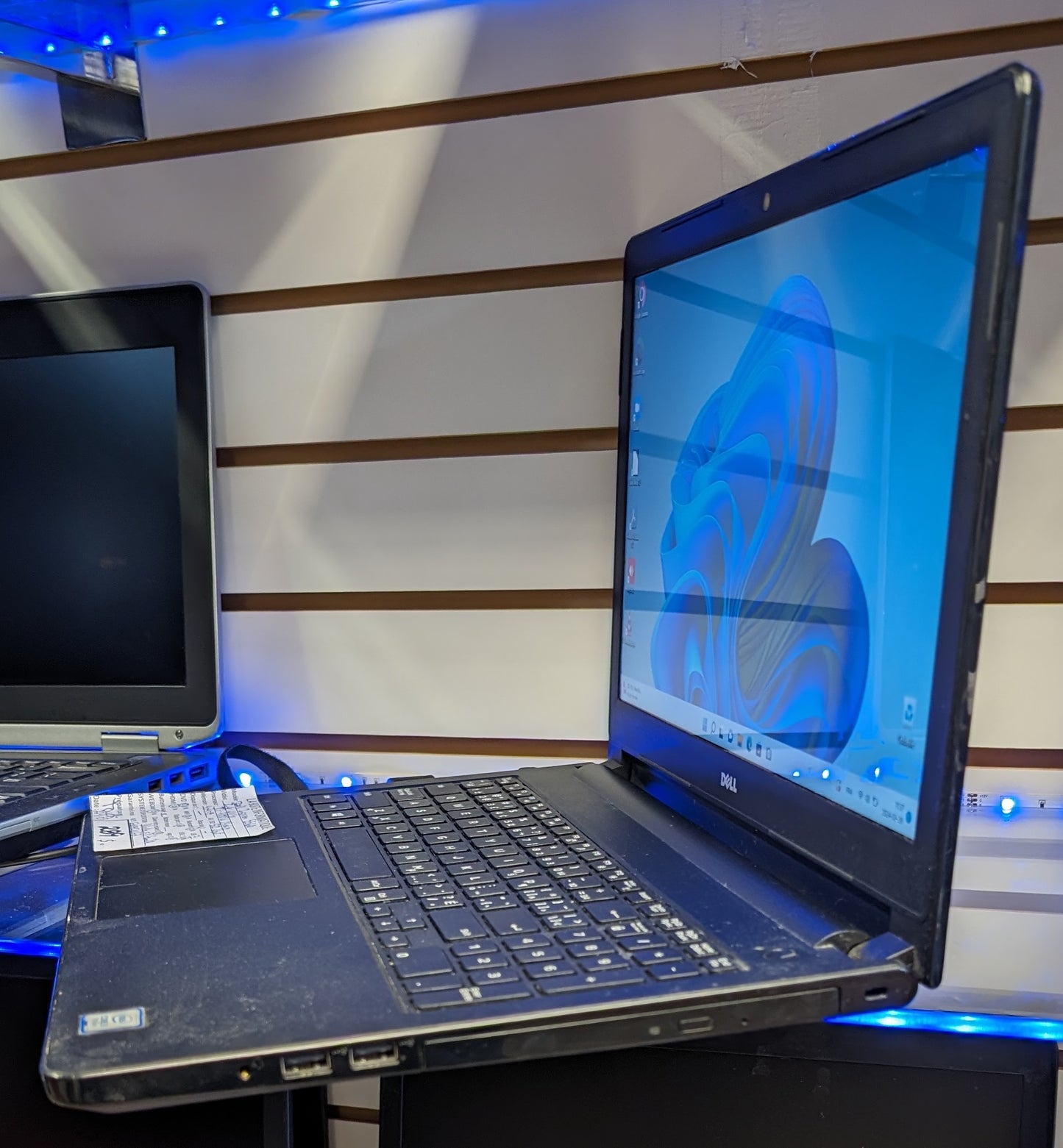 Laptop Dell Inspiron 5566 SSD NEUF 512Go Touch i3-7100U 2,4GHz 8Go 15,6po DVD HDMI garantie 6 mois + tx